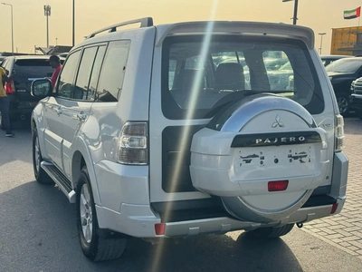 Mitsubshi pajero 2012 fullopshin white color. GCC Calen-4