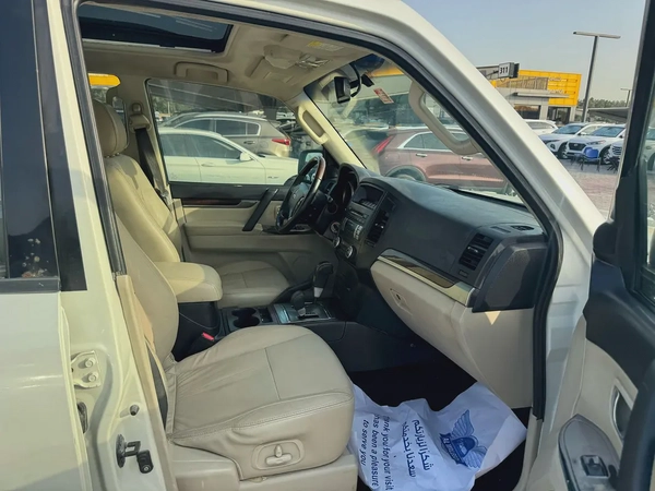 Mitsubshi pajero 2012 fullopshin white color. GCC Calen