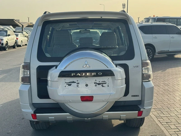 Mitsubshi pajero 2012 fullopshin white color. GCC Calen