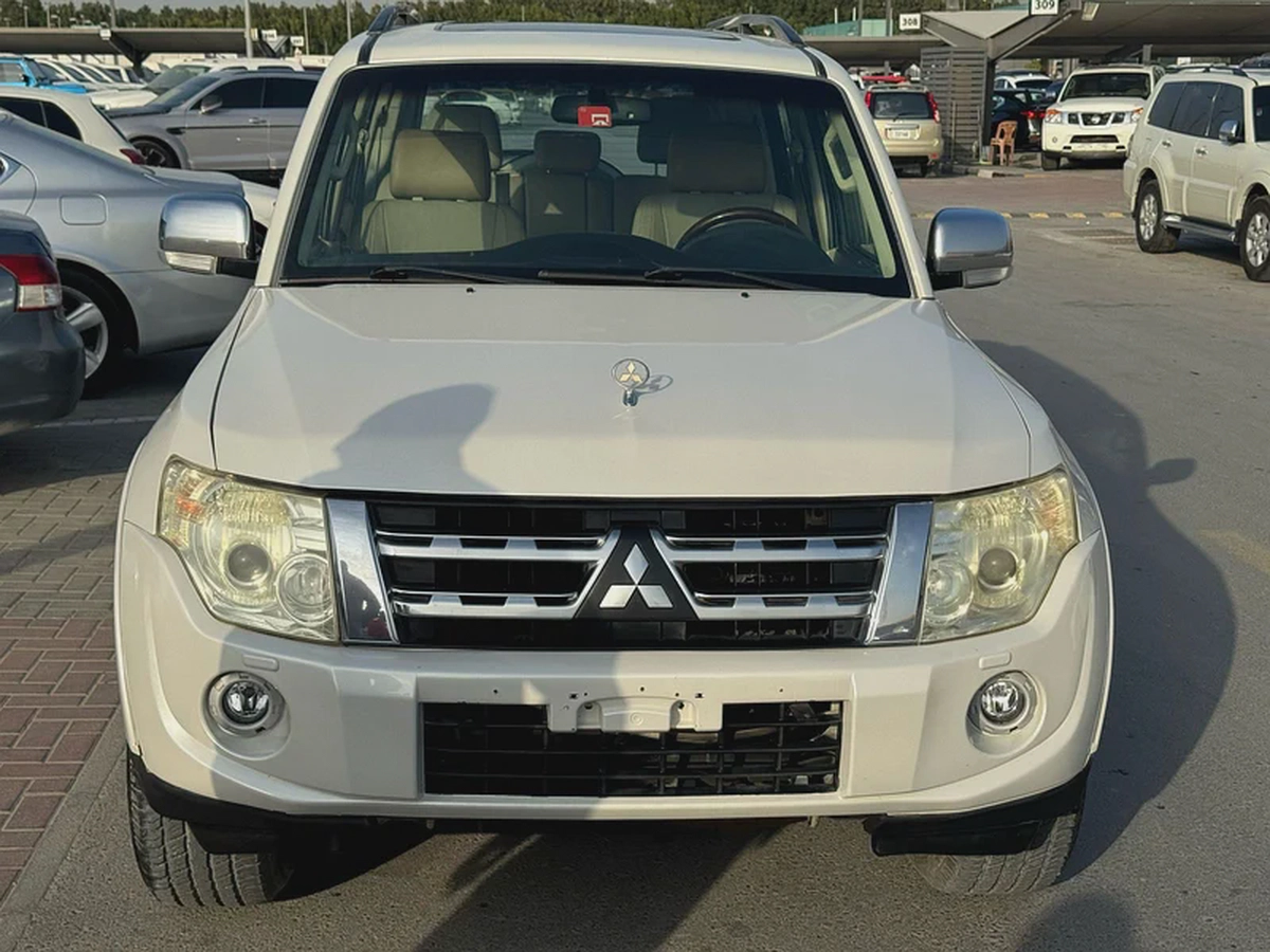 Mitsubshi pajero 2012 fullopshin white color. GCC Calen-3-3