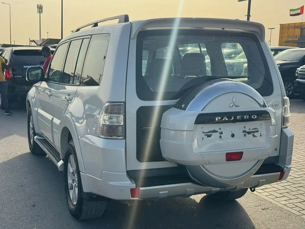 Mitsubshi pajero 2012 fullopshin white color. GCC Calen