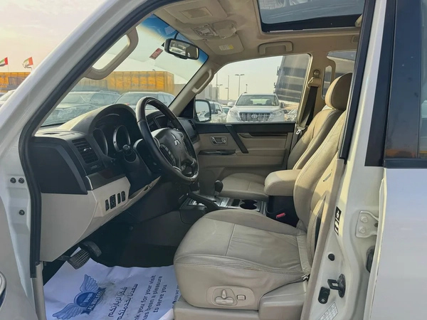 Mitsubshi pajero 2012 fullopshin white color. GCC Calen