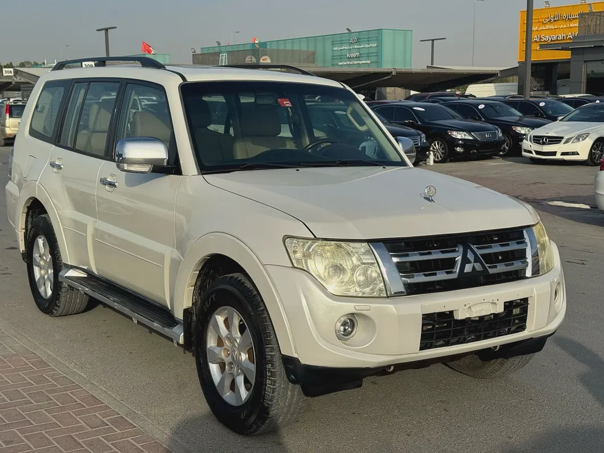 Mitsubshi pajero 2012 fullopshin white color. GCC Calen-6-6