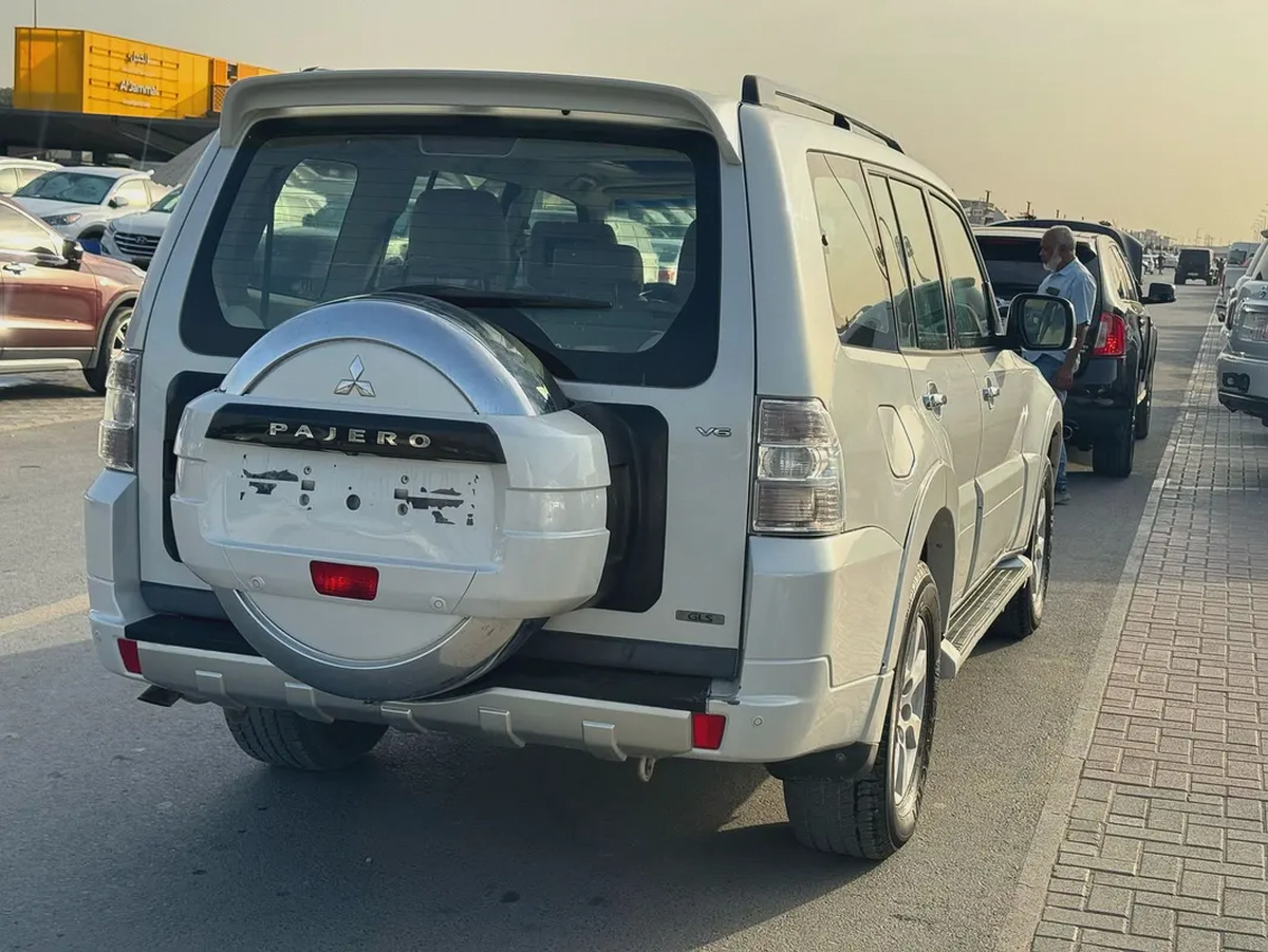 Mitsubshi pajero 2012 fullopshin white color. GCC Calen-7-7
