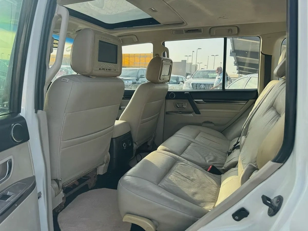 Mitsubshi pajero 2012 fullopshin white color. GCC Calen