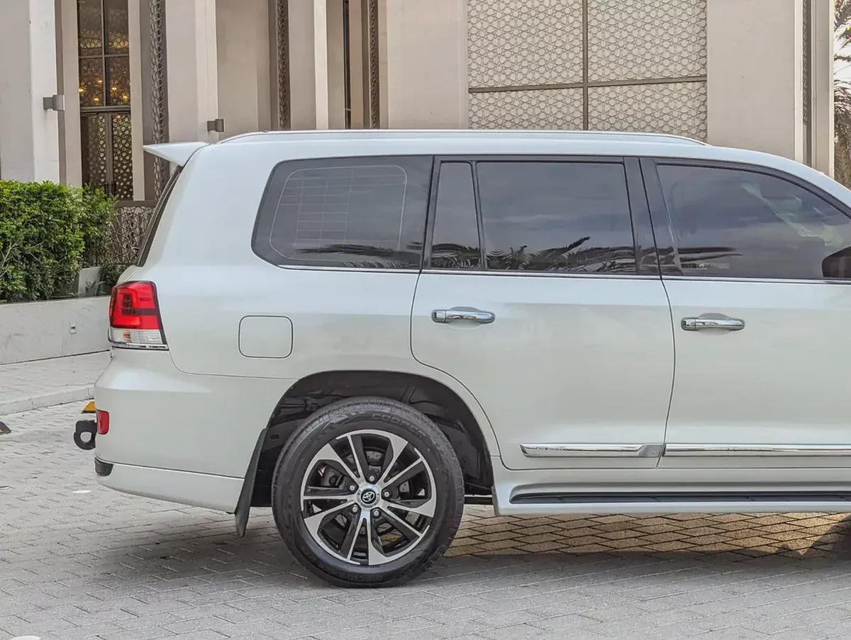 TOYOTA LAND CRUISER 2020 GXR GRAND TOURING V8 FULL OPTION GCC IN EXCELLENT CONDITION-10-10