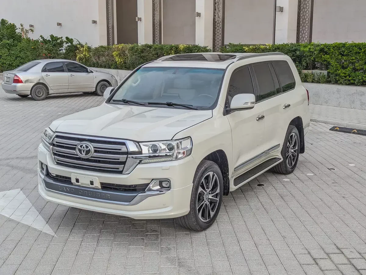 TOYOTA LAND CRUISER 2020 GXR GRAND TOURING V8 FULL OPTION GCC IN EXCELLENT CONDITION-1-1