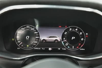 Jaguar F-Pace SVR-10