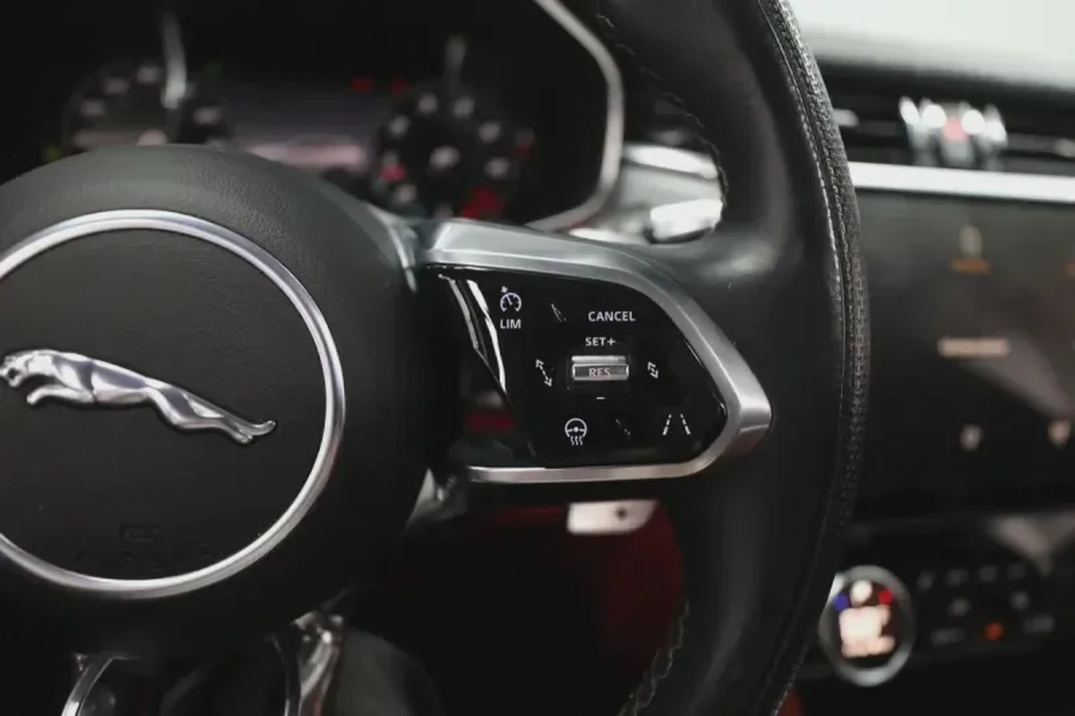 Jaguar F-Pace SVR-11-11