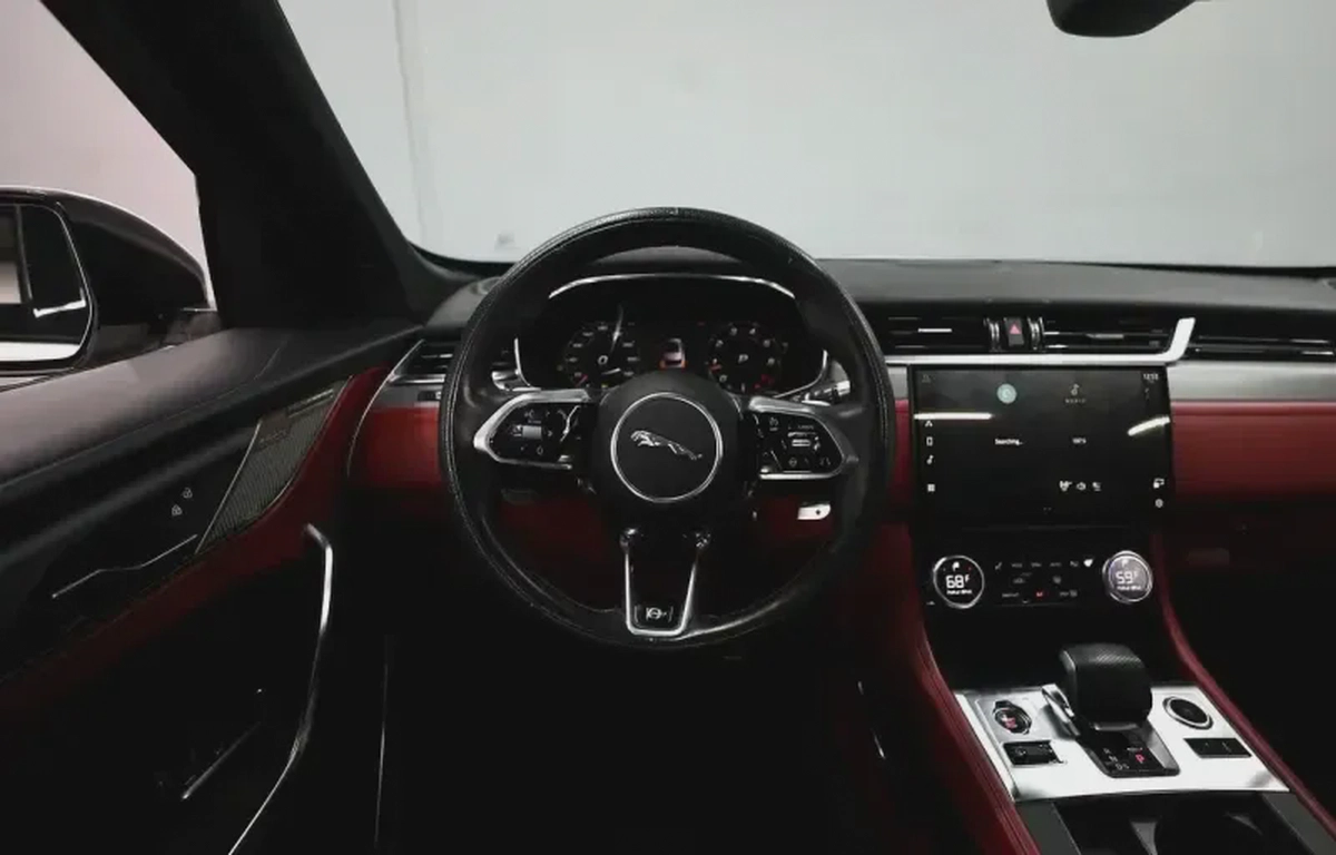 Jaguar F-Pace SVR-14-14