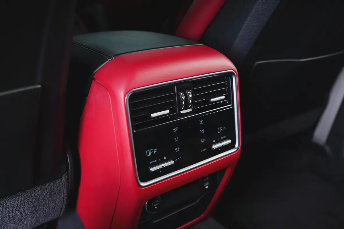 Porsche cayenne-Coupe-Platinum Edition-GCC -well maintained-Sport crono package-Warranty Available-19-19