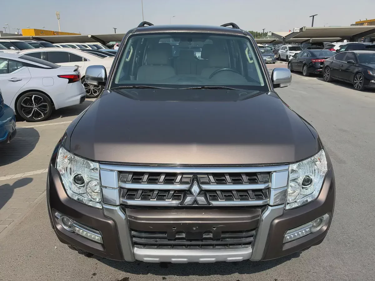 Mitsubshi Pajero 2015 brown color GCC calen car