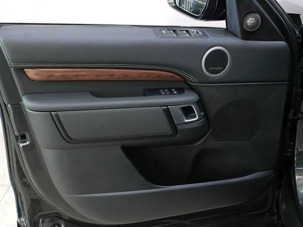 2024 - Land Rover Discovery R-Dynamic HSE for 260,000.00 AED