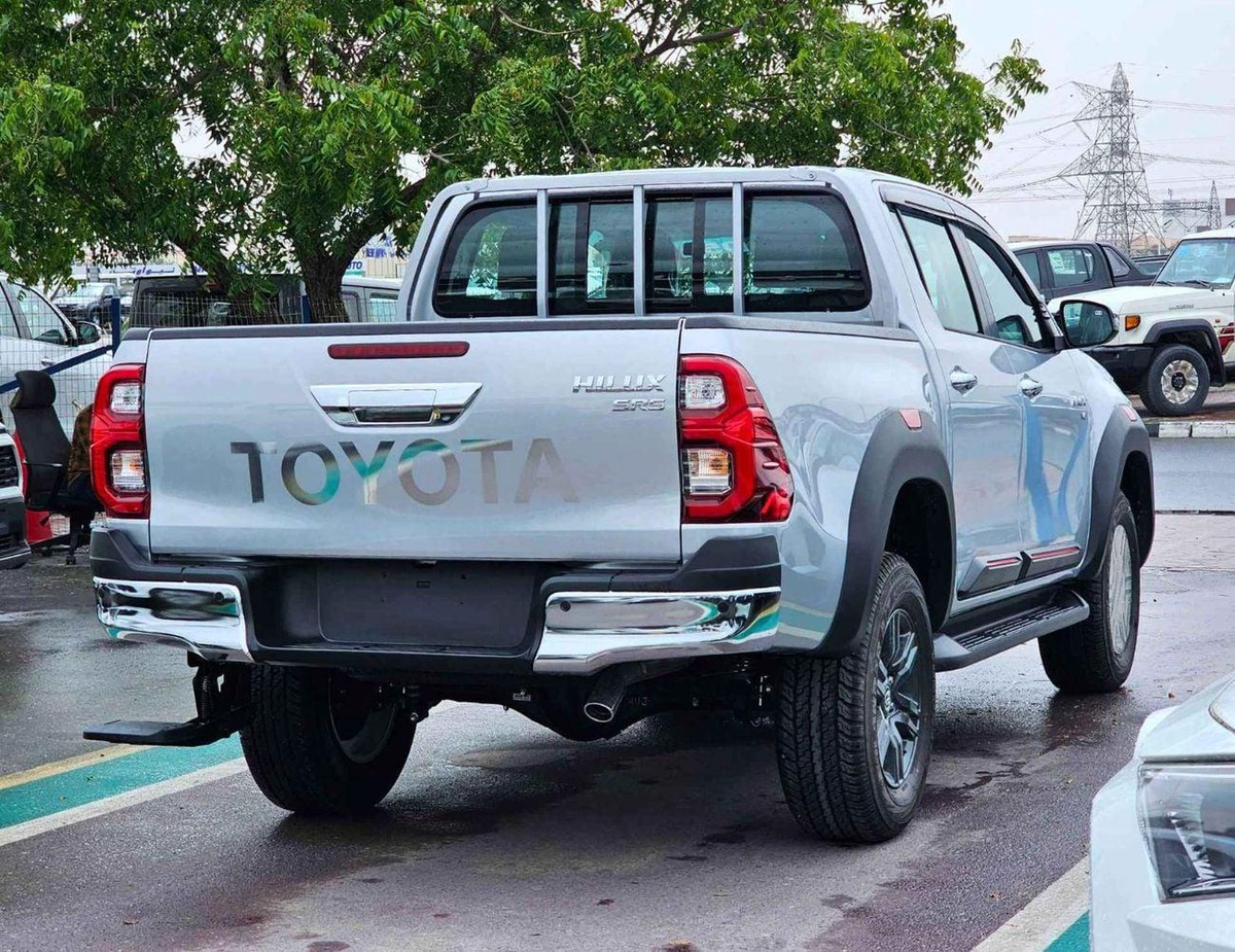 Toyota Hilux SR5 TRD || 4.0L PETROL V6 4WD | WOOD INTERIOR W VISOR | BLIND SPOT | DIFFLOCK | DVD+CAMERA | READY S-4-0