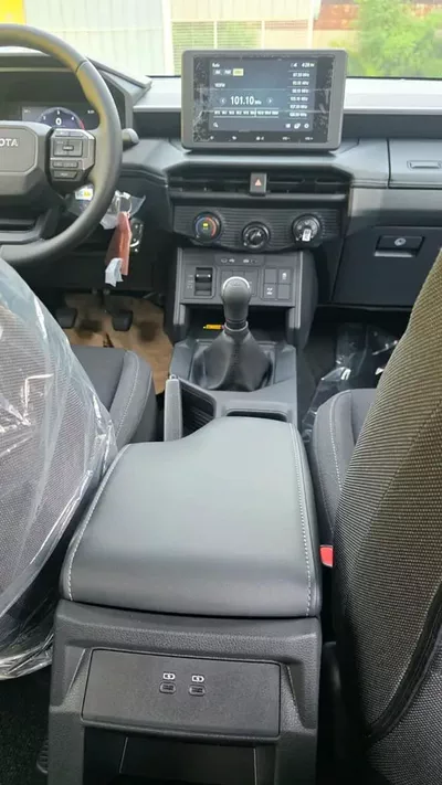 Toyota Hilux Hilux E 2.8L MT-11