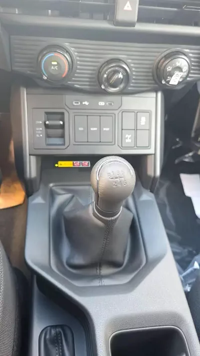 Toyota Hilux Hilux E 2.8L MT-12