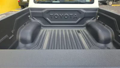 Toyota Hilux Hilux E 2.8L MT-17