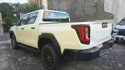 Toyota Hilux Hilux E 2.8L MT-6