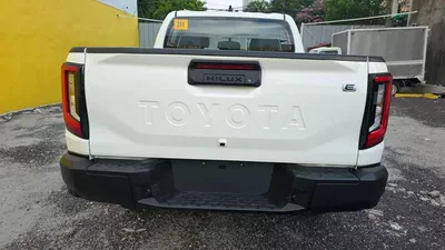 Toyota Hilux Hilux E 2.8L MT-7