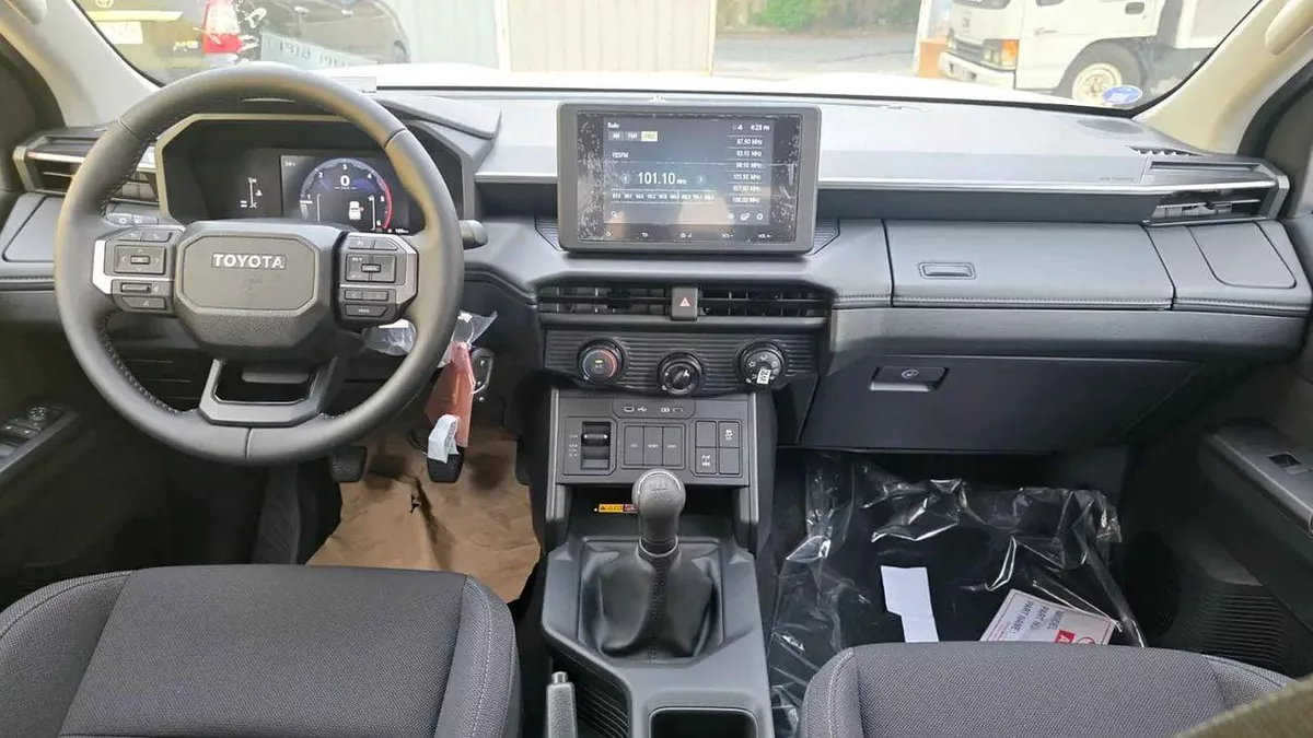 Toyota Hilux Hilux E 2.8L MT-9-0