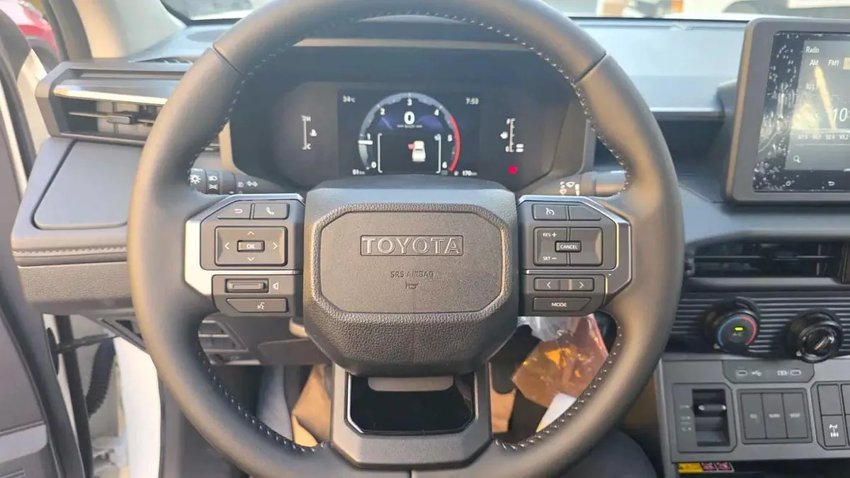 Toyota Hilux Hilux E 2.8L MT-10-0
