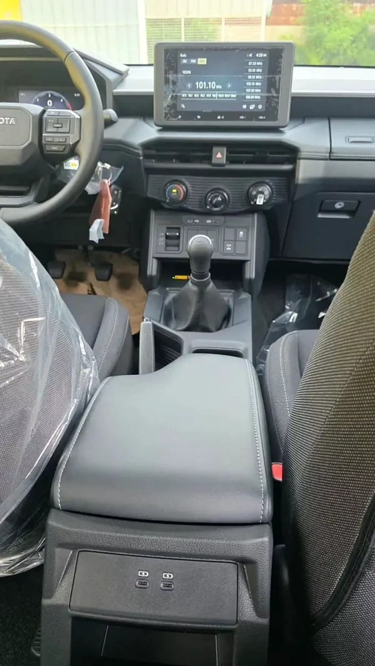 Toyota Hilux Hilux E 2.8L MT-11-0