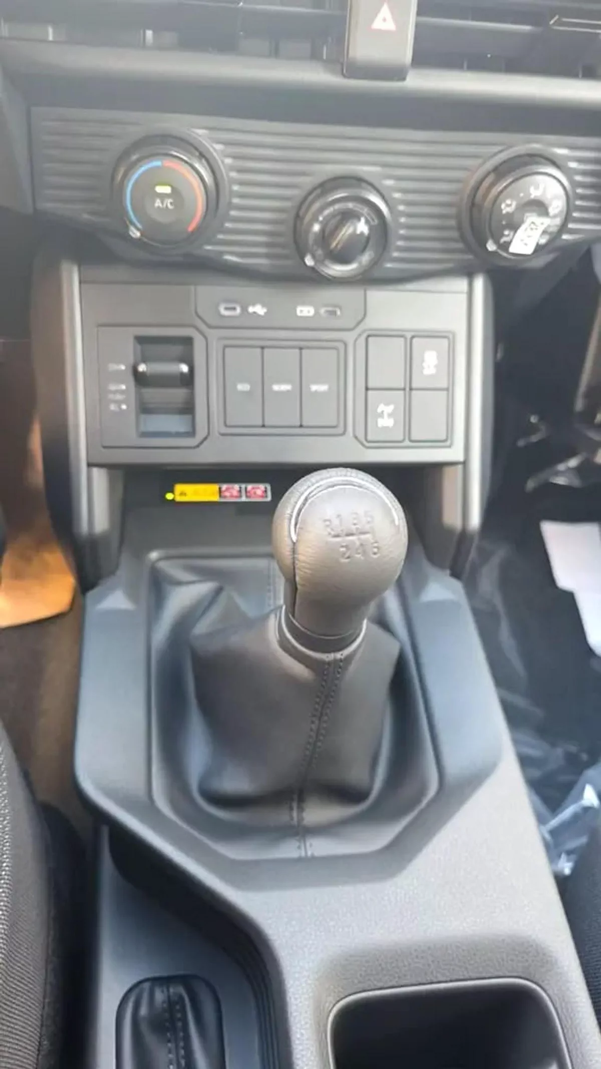Toyota Hilux Hilux E 2.8L MT-12-0