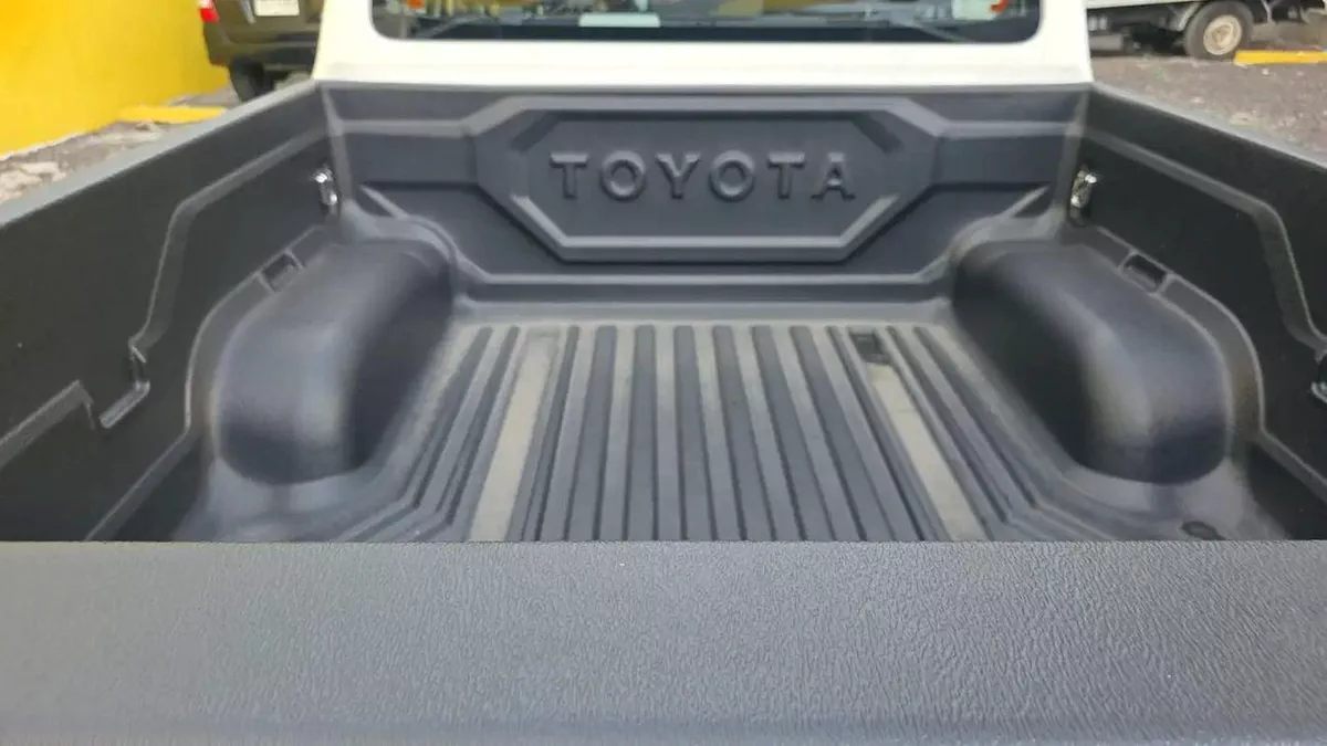 Toyota Hilux Hilux E 2.8L MT-17-0