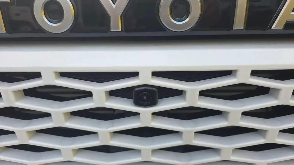 Toyota Hilux Hilux E 2.8L MT-2-0
