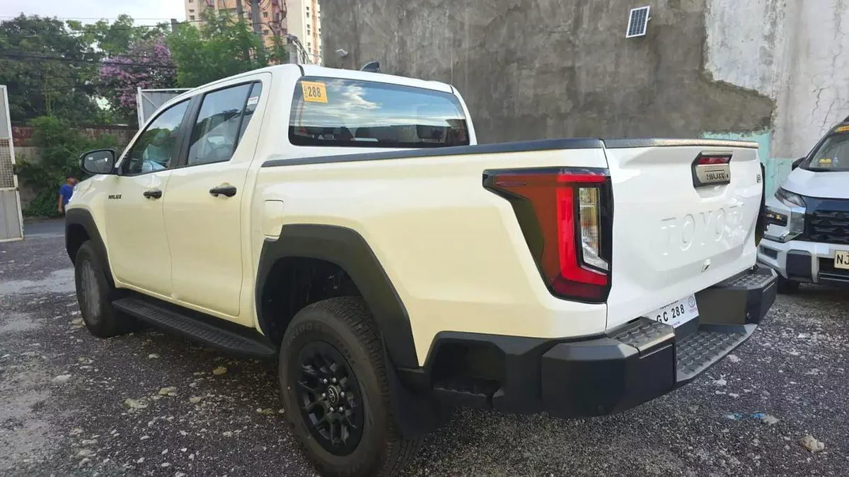 Toyota Hilux Hilux E 2.8L MT-6-0