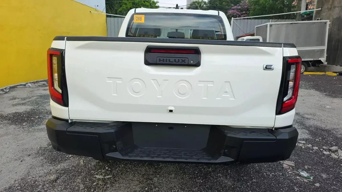Toyota Hilux Hilux E 2.8L MT-7-0