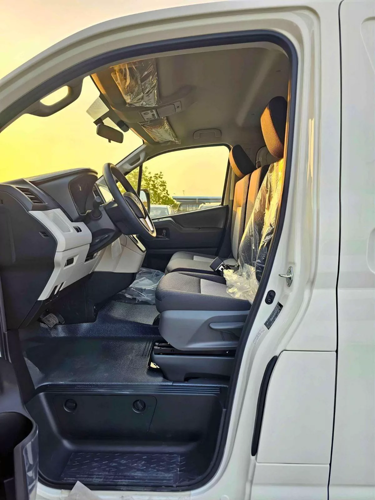 Toyota Hiace GL CARGO / 3.5L PETROL V6 A/T / REAR CAMERA (CODE # HCPMB2)-8-0
