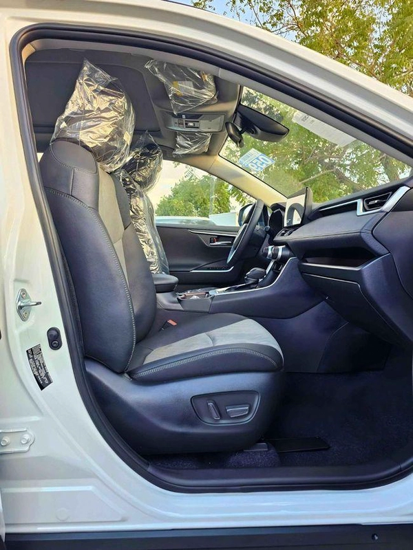 Toyota RAV4 ADVENTURE CVT FLAGHSIP / RADAR, PANORAMIC ROOF, LEATHER WITH POWER SEAT (CODE # RA