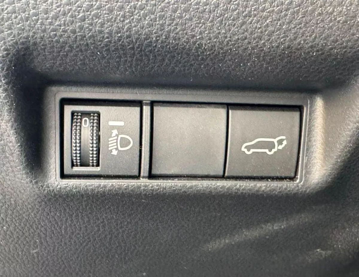Toyota RAV4 XLE-G MID OPTION || 2.0L PETROL V4 / SUNROOF / DRIVER PWR SEAT / DVD+REAR CAMERA (CODE # RVPXLEO)-20-0