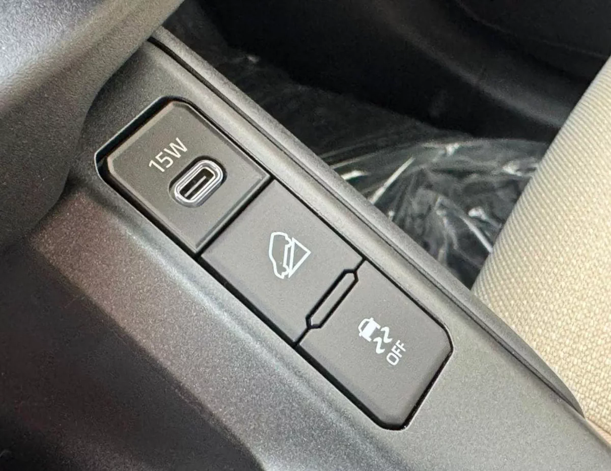 Toyota RAV4 XLE-G MID OPTION || 2.0L PETROL V4 / SUNROOF / DRIVER PWR SEAT / DVD+REAR CAMERA (CODE # RVPXLEO)-21-0