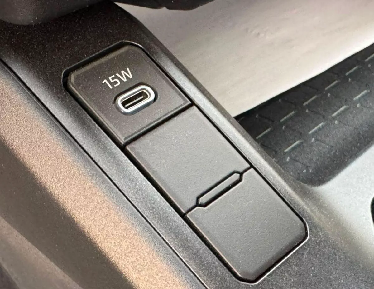 Toyota RAV4 XLE-G MID OPTION || 2.0L PETROL V4 / SUNROOF / DRIVER PWR SEAT / DVD+REAR CAMERA (CODE # RVPXLEO)-22-0