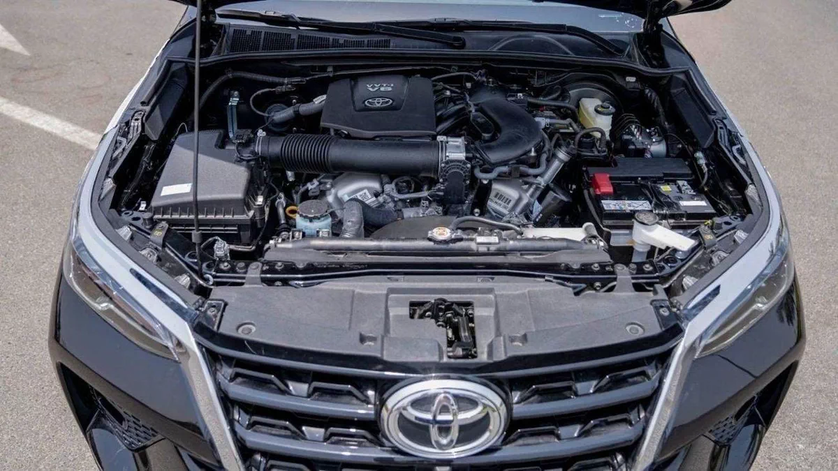 Toyota Fortuner VXR Toyota Fortuner 4.0L Petrol 2025-19-0