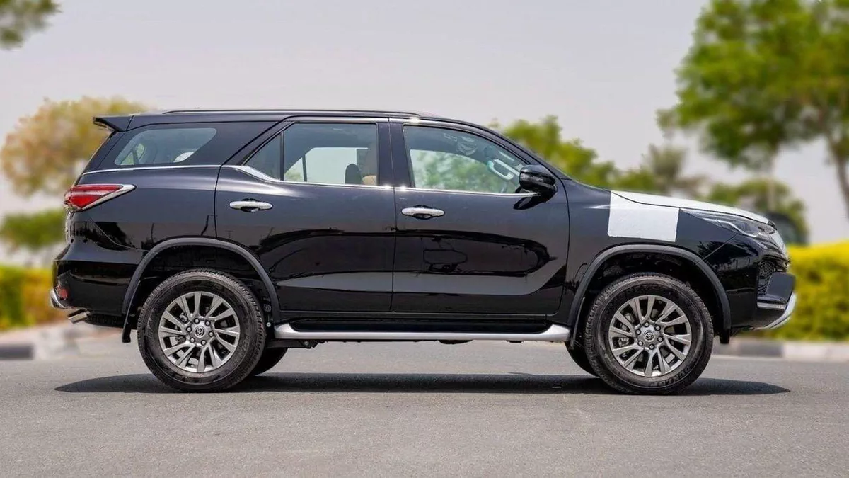 Toyota Fortuner VXR Toyota Fortuner 4.0L Petrol 2025-5-0