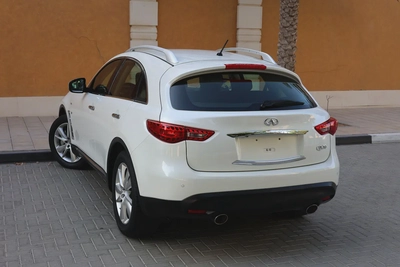 INFINITI QX70 LUXURY 3.7L V6 - GCC SPECS - ORIGINAL PAINT - UNDER WARRANTY - ACCIDENT FREE --4