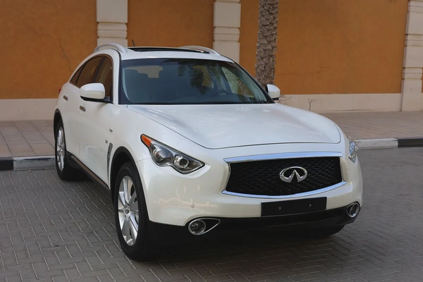 INFINITI QX70 LUXURY 3.7L V6 - GCC SPECS - ORIGINAL PAINT - UNDER WARRANTY - ACCIDENT FREE -