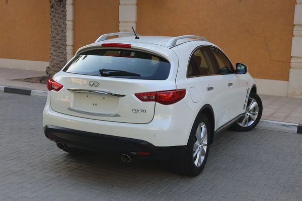 INFINITI QX70 LUXURY 3.7L V6 - GCC SPECS - ORIGINAL PAINT - UNDER WARRANTY - ACCIDENT FREE -