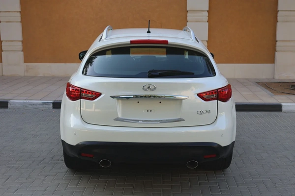 INFINITI QX70 LUXURY 3.7L V6 - GCC SPECS - ORIGINAL PAINT - UNDER WARRANTY - ACCIDENT FREE -