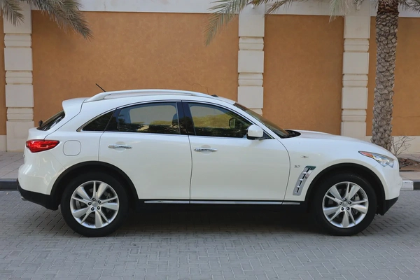 INFINITI QX70 LUXURY 3.7L V6 - GCC SPECS - ORIGINAL PAINT - UNDER WARRANTY - ACCIDENT FREE -