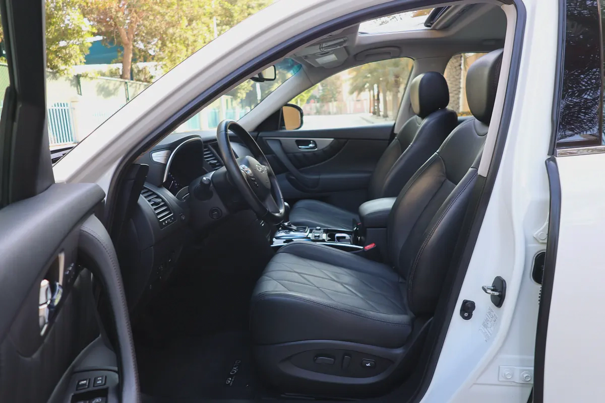 INFINITI QX70 LUXURY 3.7L V6 - GCC SPECS - ORIGINAL PAINT - UNDER WARRANTY - ACCIDENT FREE --10-10