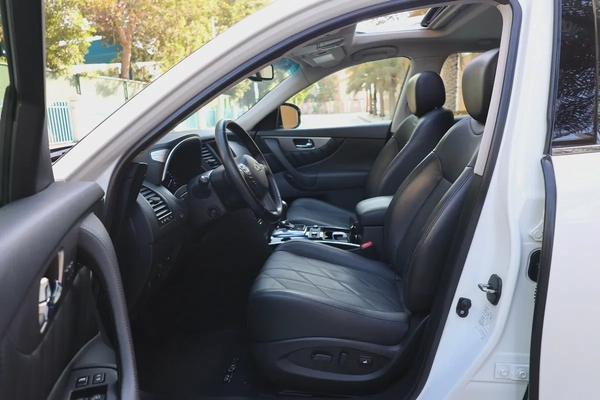 INFINITI QX70 LUXURY 3.7L V6 - GCC SPECS - ORIGINAL PAINT - UNDER WARRANTY - ACCIDENT FREE -