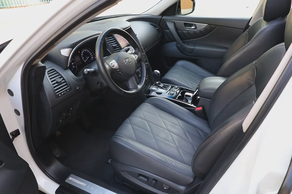 INFINITI QX70 LUXURY 3.7L V6 - GCC SPECS - ORIGINAL PAINT - UNDER WARRANTY - ACCIDENT FREE -