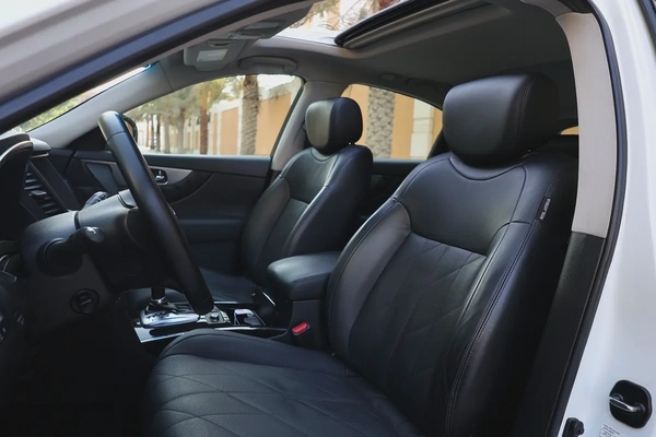 INFINITI QX70 LUXURY 3.7L V6 - GCC SPECS - ORIGINAL PAINT - UNDER WARRANTY - ACCIDENT FREE -