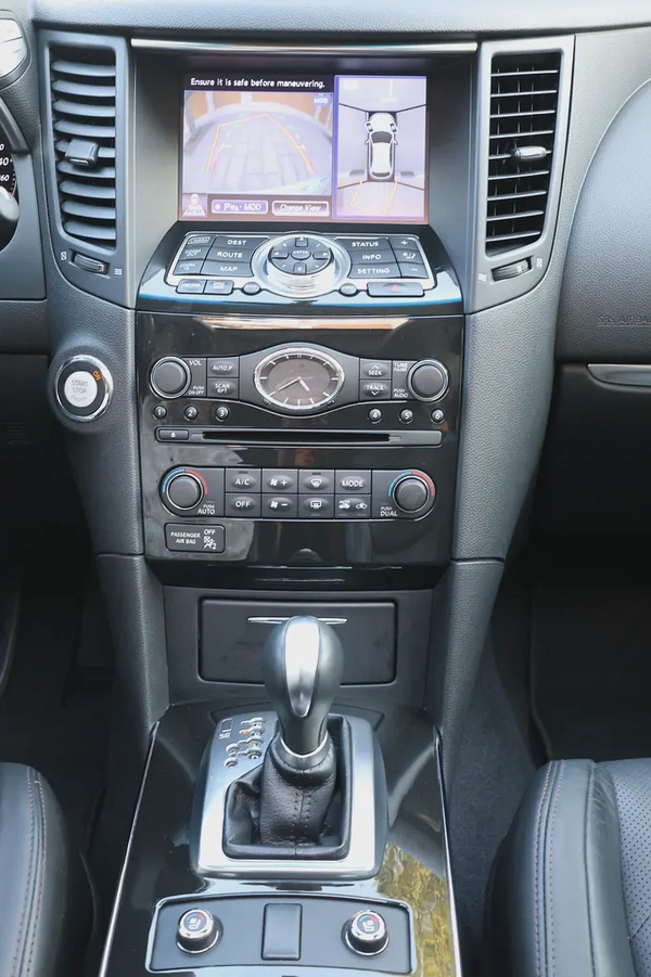 INFINITI QX70 LUXURY 3.7L V6 - GCC SPECS - ORIGINAL PAINT - UNDER WARRANTY - ACCIDENT FREE -