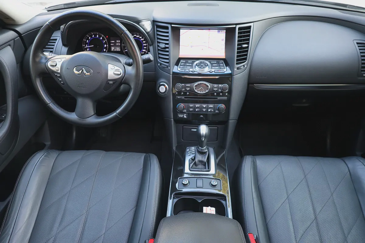 INFINITI QX70 LUXURY 3.7L V6 - GCC SPECS - ORIGINAL PAINT - UNDER WARRANTY - ACCIDENT FREE --15-15