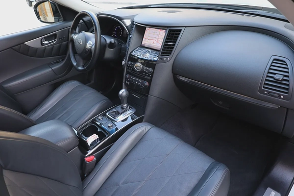 INFINITI QX70 LUXURY 3.7L V6 - GCC SPECS - ORIGINAL PAINT - UNDER WARRANTY - ACCIDENT FREE -